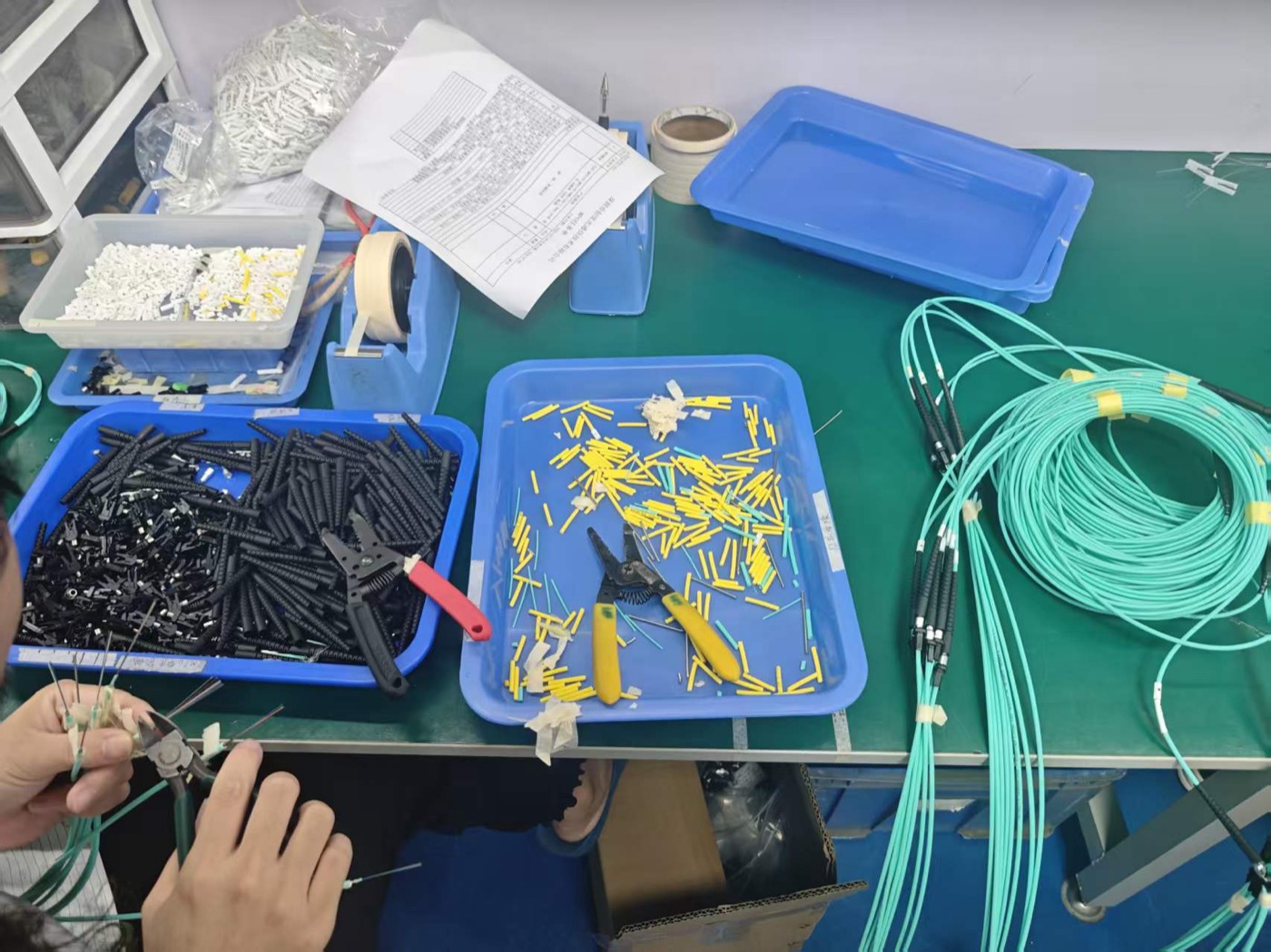 connector assembly workbench for fiber optic patch cords